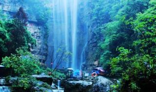 三峡旅游景点的瀑布